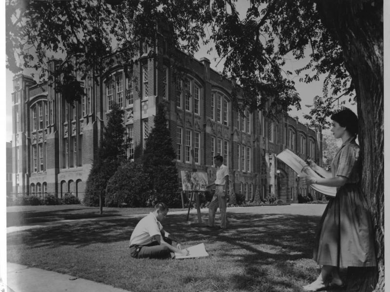 Students outside of Carpenter Hall